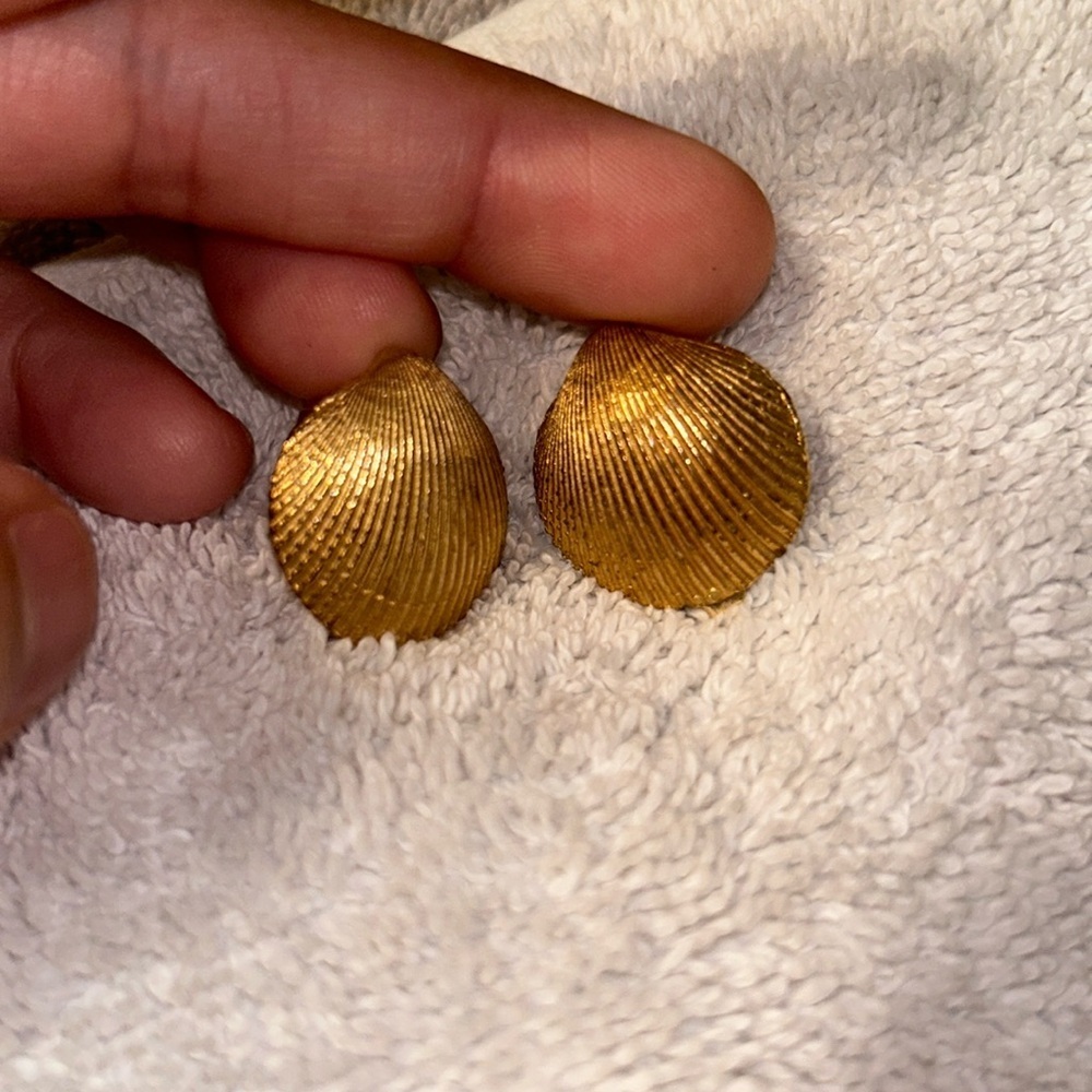 Vintage Gold Plated Shell Clip on Earrings
